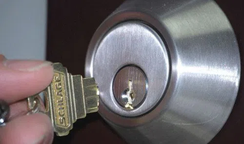 Royal Locksmith Store Los Angeles, CA 310-844-9335 - key-broke-in-lock